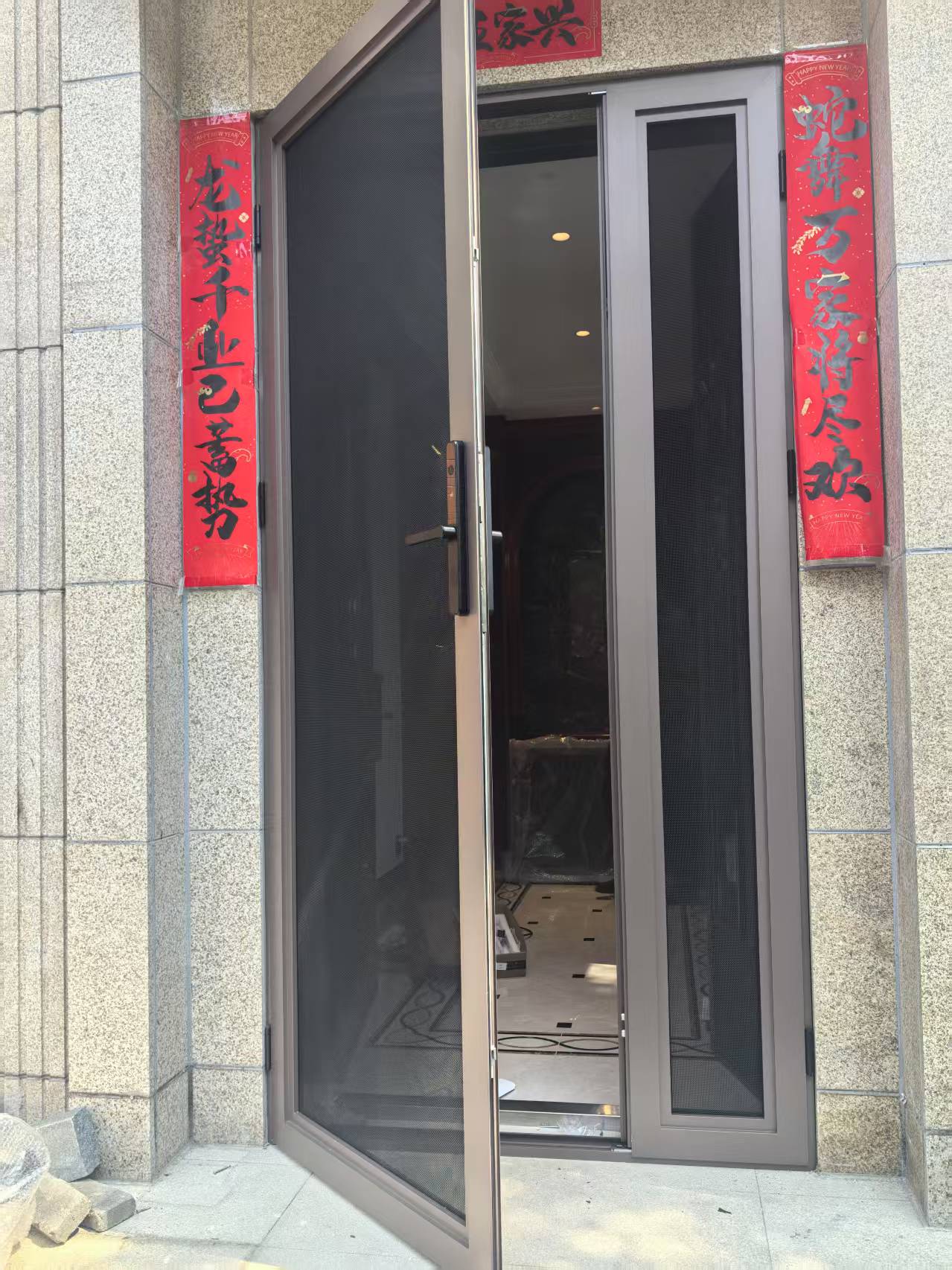 浦泉路 251 弄?jiǎng)e墅安裝金剛網(wǎng)防護(hù)紗門窗