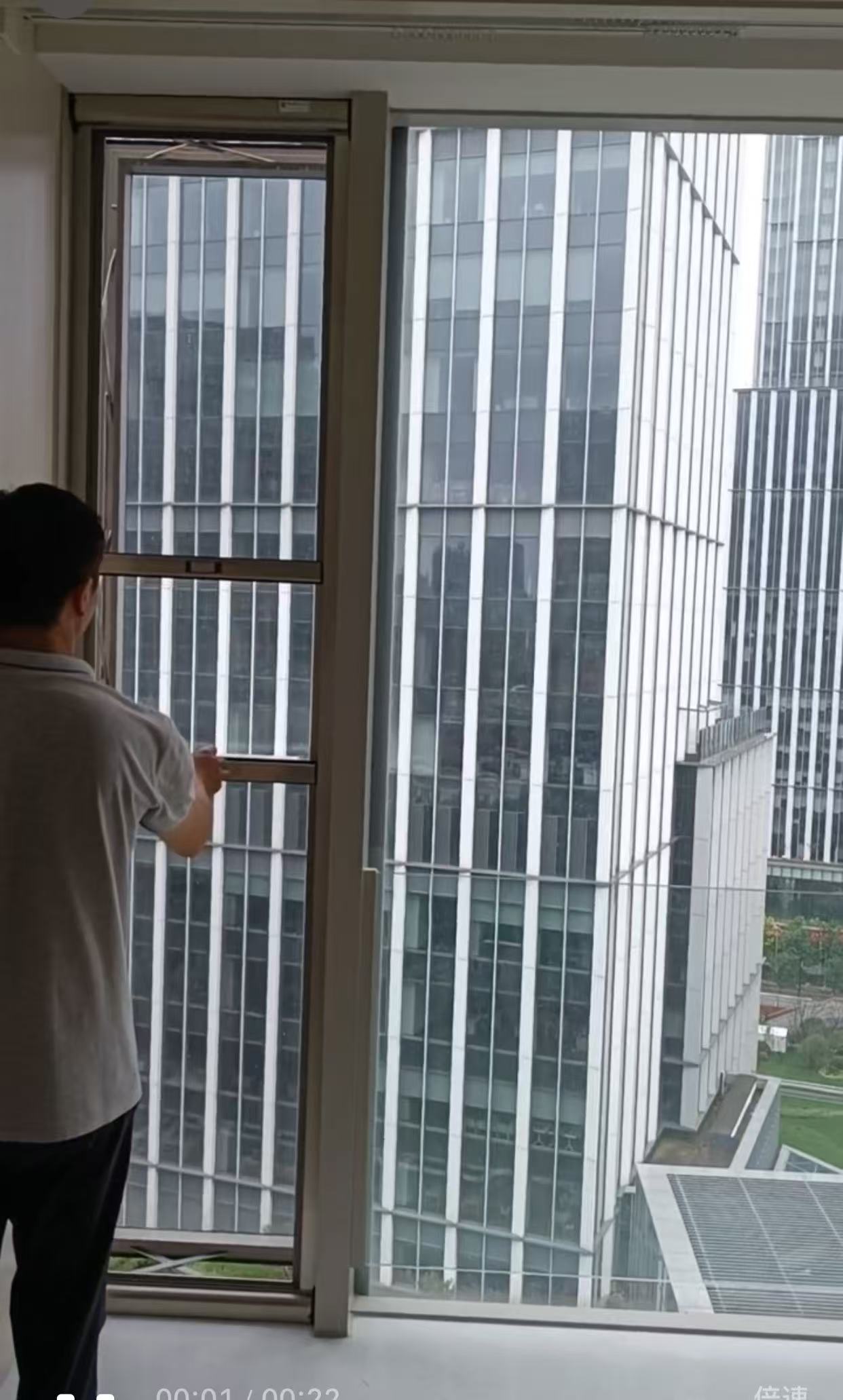 小東門街道綠城·黃浦灣客戶安裝韋柏防風(fēng)卷軸上下拉子母件紗窗