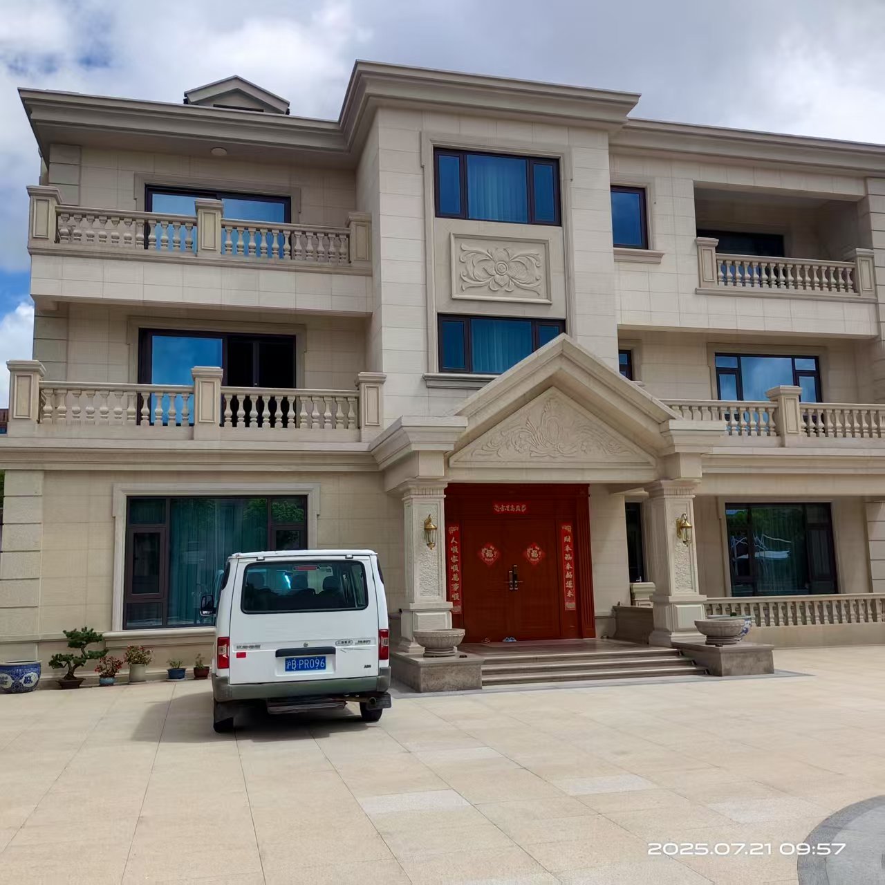 金橋云間綠大地別墅的詩意棲居中，韋柏 N2PLUS內置折疊紗窗